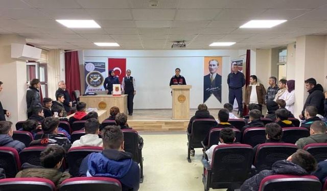 Jandarma Hendek'te öğretmen ve öğrencilere eğitim verdi