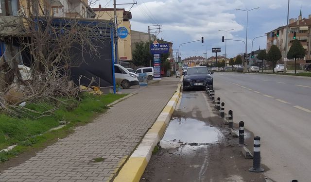 Duyarsız sürücüler bisiklet yollarını işgal ediyor, vatandaşlar tepkili