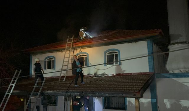 Ahşap camideki yangın kısa sürede söndürüldü