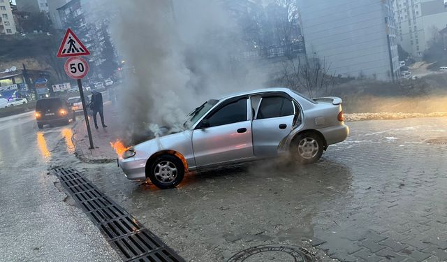 Seyir halindeki otomobil alev alev yandı