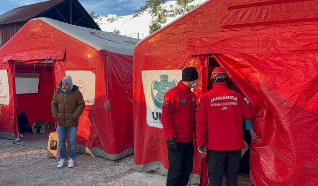 Kartalkaya’daki otel yangınında yaralılar için sahra hastanesi kuruldu