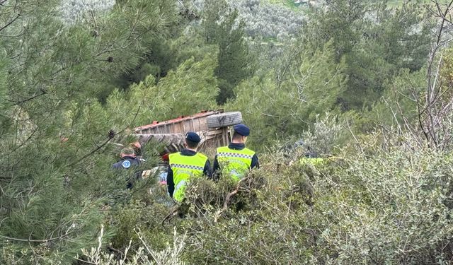 Traktör şarampole yuvarlandı: 1 ölü, 1 yaralı