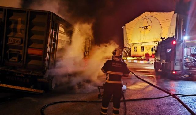 Sakarya yolunda yanan kamyon paniğe neden oldu