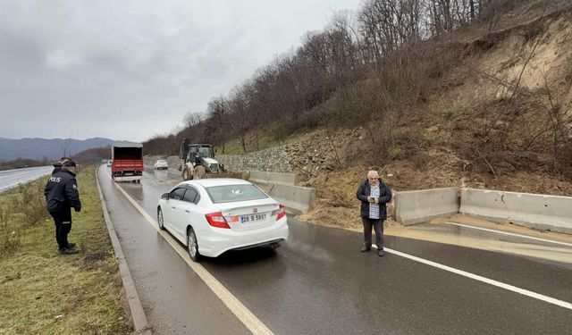 Heyelan ilçe yolunu kapattı