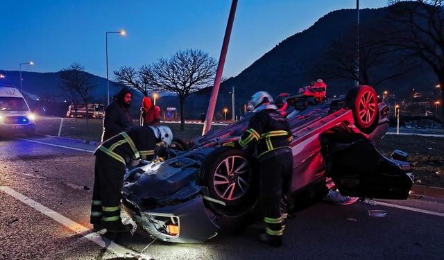 Sakarya yolunda tıra çarpan otomobil takla attı: 1 yaralı