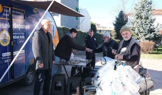 Sapanca Belediyesi'nden vatandaşlara kandil helvası ikramı