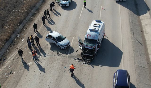 Karşı yöne geçip ambulansa çarptı: 2'si ağır 5 yaralı