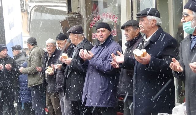 Kar yağışına rağmen esnaf geleneği bozmadı