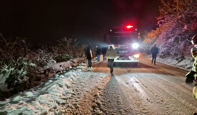 Karda sulama kanalına düşen otomobil ters döndü