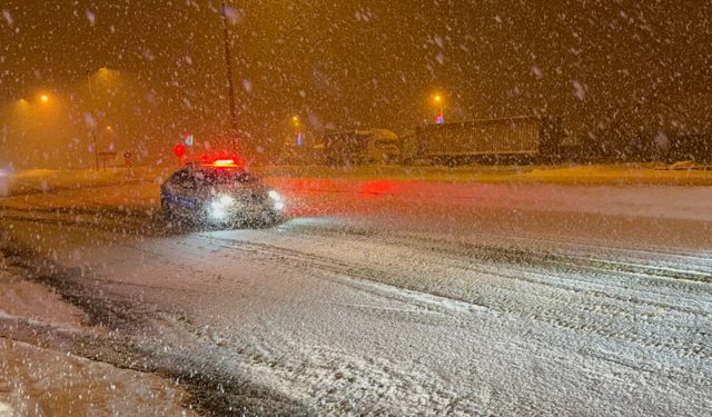 Yoğun kar nedeniyle Bolu Dağı büyük araçlara kapatıldı