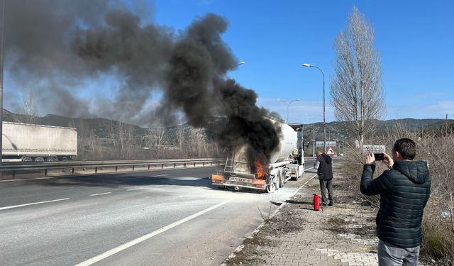 Lastiği bir anda tutuşan tıra anında müdahale