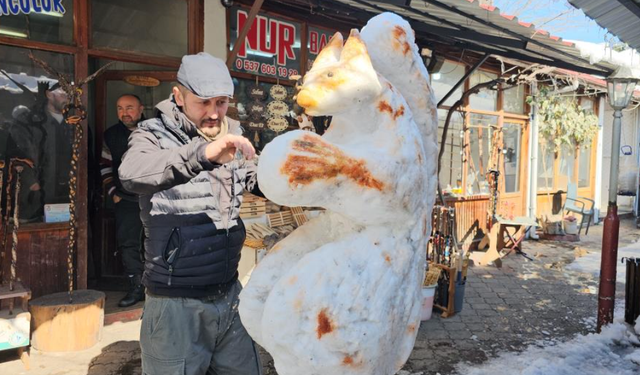 Baston ustasının kardan sincabı görenleri hayran bıraktı