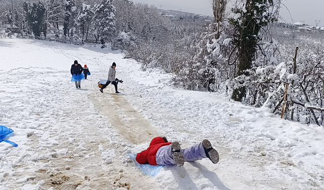 Hendek’te çocukların kayak keyfi