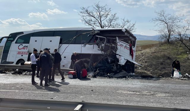 Tır yolcu otobüsüne çarptı:11 yaralı