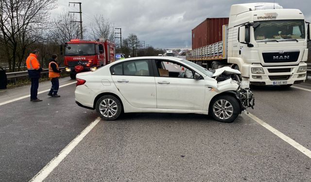 TEM'de otomobil tıra arkadan çarptı: Trafik aksadı