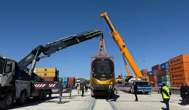 Sakarya'da üretilen ilk yerli ve milli tren seti Gaziantep'e ulaştı