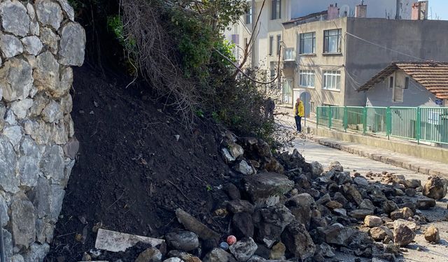 Sit alanında istinat duvarı çöktü: 2 katlı bina tahliye edildi