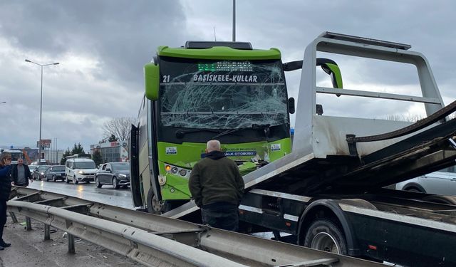 Halk otobüsü kamyonetle çarpıştı: 3 yaralı