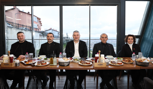 Başkan Osman Çelik meclis üyeleriyle iftarda buluştu