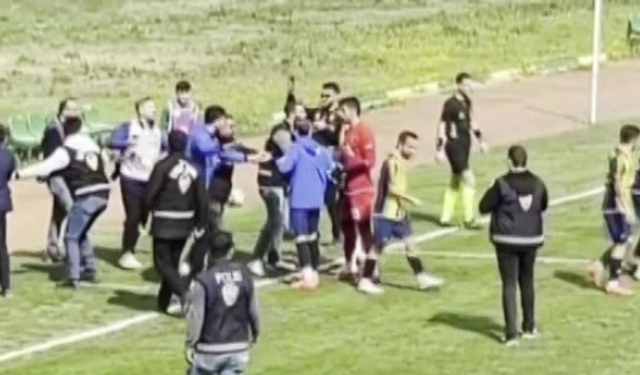 Amatör maçta futbolcular basın mensuplarına saldırdı