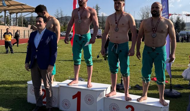Büyükşehirli pehlivanlardan Bilecik’te bir altın bir gümüş madalya