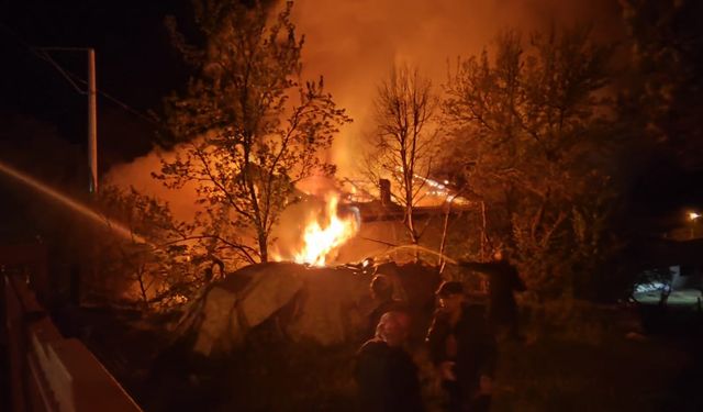 Yatsı namazına giden adamın evi alev alev yandı