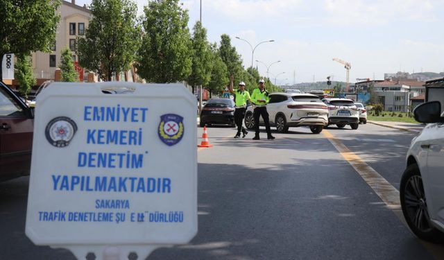 Trafik polisleri bu kez bilinçlendirmek için durdurdu