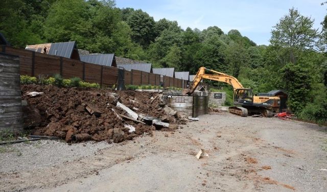 Kartepe'de kaçak bungalovlar yıkıldı