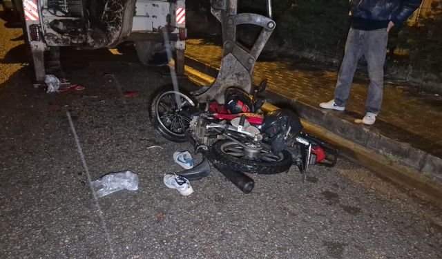 Motosiklet 10 tonluk iş makinesine çarptı: 2 yaralı