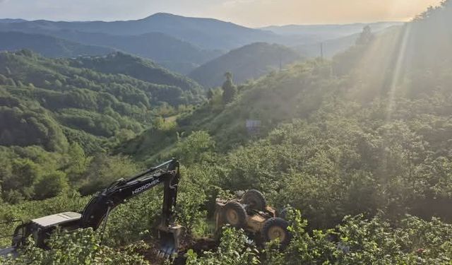 İş makinası şarampole devrildi, operatör atlayarak kurtuldu