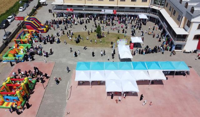 Akyazı'da 4-6 yaş Kur'an Kursu öğrencilerine şenlik gibi mezuniyet