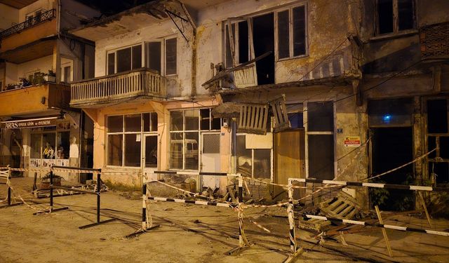 Balkon park halindeki aracın üzerine düştü