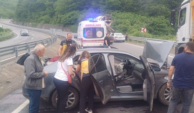 Virajı alamayan araç kaza yaptı: 2 yaralı