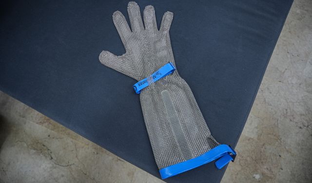 Acemi kasaplardan el kesilmelerine çelik eldiven çözümü