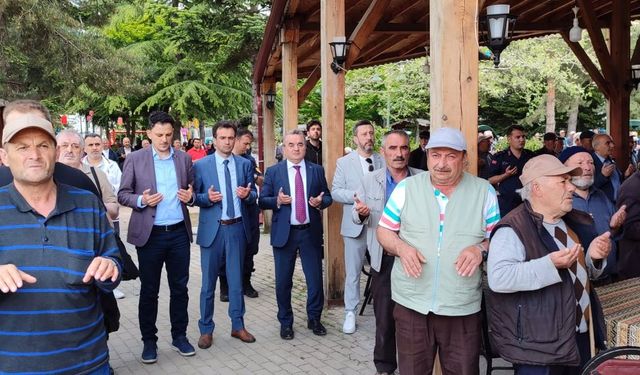 Komşuda yağmur ve şükür duası