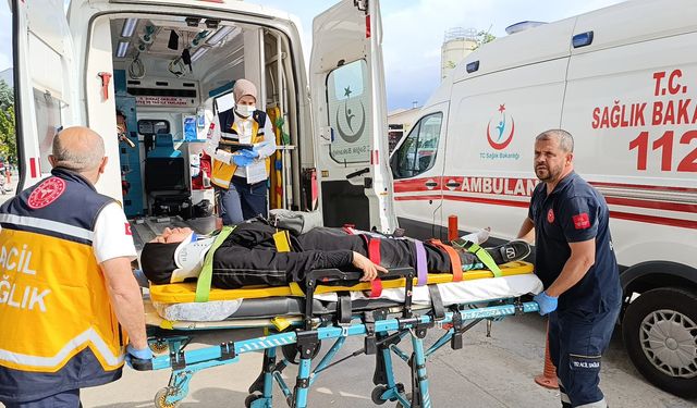 Otomobil ile motosiklet çarpıştı: 3 yaralı