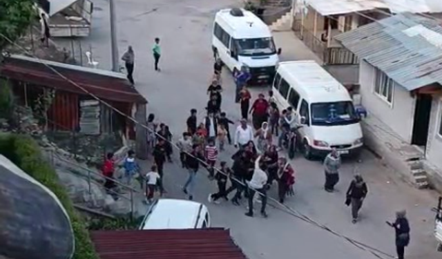 İki grubun kavgasında tuğlalar havada uçuştu