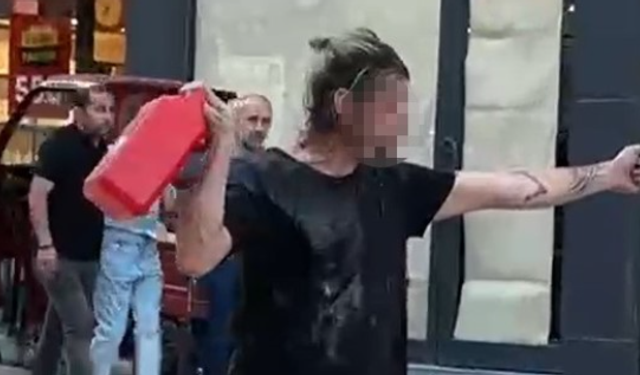 Üstüne benzin dökerek kendini yakmak istedi
