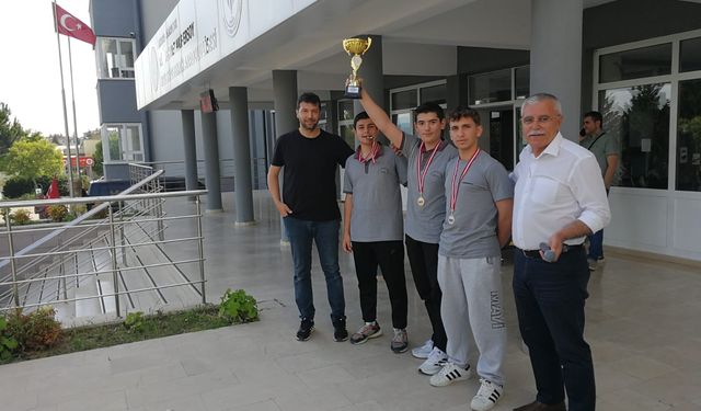 Masa tenisi turnuvasında şampiyon belli oldu