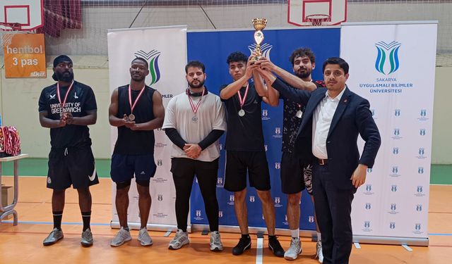 Futsal turnuvasında şampiyonlar ödüllerini aldı