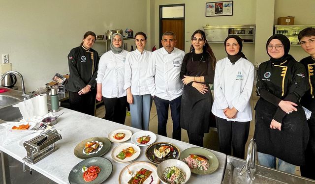 SUBÜ Sapanca Turizm MYO’dan lise öğrencilerine uygulamalı makarna eğitimi