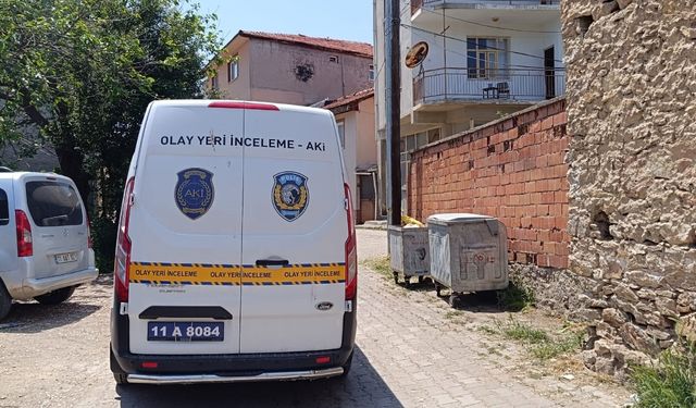 Emekli öğretmen balkondan düşerek hayatını kaybetti