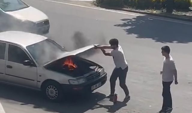 Yanan otomobili vatandaşlar söndürdü