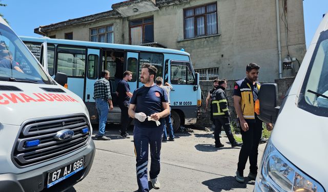 Freni patlayan yolcu minibüsü duvara çarptı: 14 yaralı
