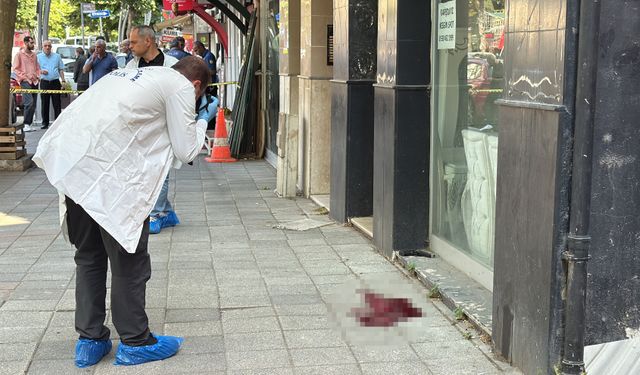 Caddede başından vurularak öldürüldü
