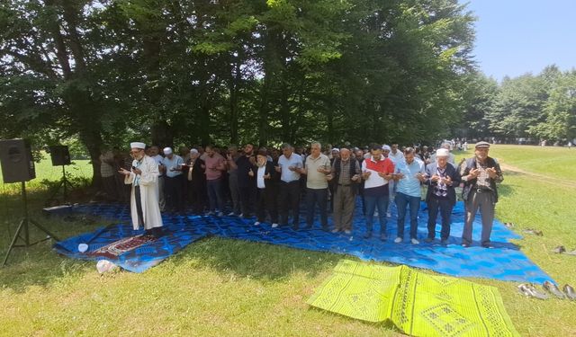 Yağmur ve şükür duası yaptılar
