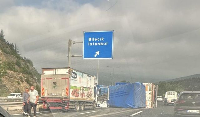 Bilecik'te kontrolden çıkan tırın dorsesi devrildi, sürücüsü yaralandı