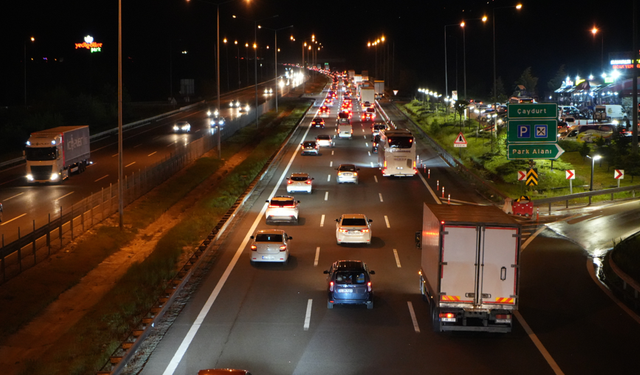 Bolu geçişinde trafik durma noktasına geldi
