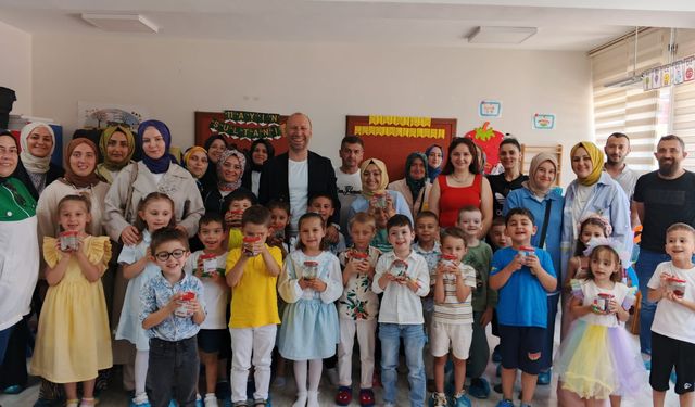 Kazımpaşa ilkokulunda anlamlı karne hediyesi