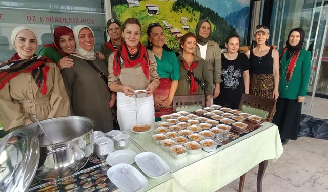 Trabzonlular derneğinden aşure ikramı